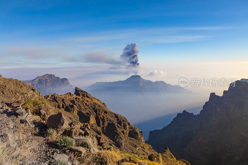 火山从La Palma喷发，Cumbre Vieja fumarole，从Roque de los Muchachos看。巨大的喷发柱驱逐10 /15/2021